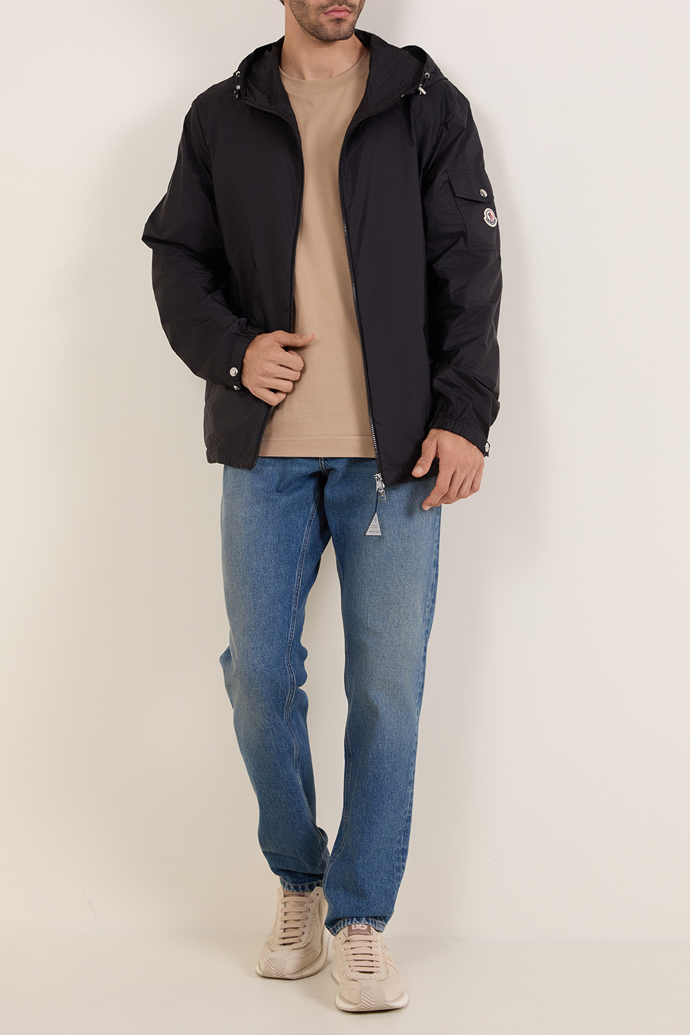 תמונת כל הלוק של מעיל גשם